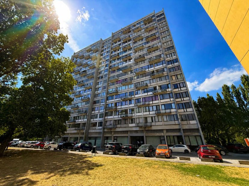 Votre agence de Mont-sur-Marchienne vous présente cet appartement 2 chambres rénové, avec une superbe vue. Situé au 7eme de la résidence, il se compos