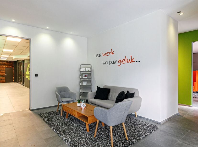 Kantoorruimte met mogelijkheid tot aparte showroom<br />
<br />
Ligging: Gelegen in industriepark Klein Gent vlakbij de autostrade E313.<br />
<br