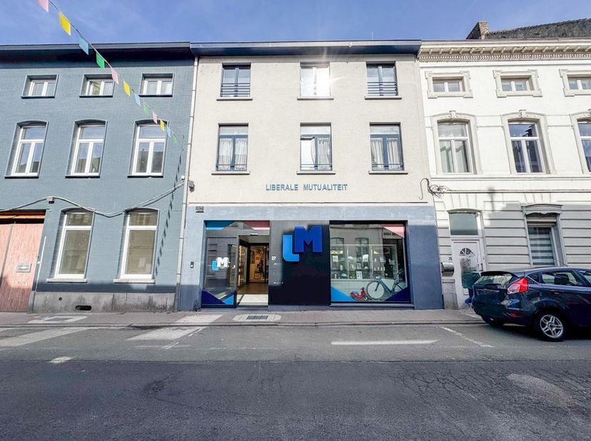Dit ruime duplexappartement (140 m²) is centraal gelegen, op wandelafstand van het station terwijl alle voorzieningen zoals winkels en scholen zich in