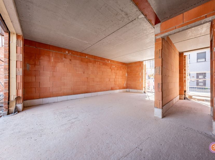 AANKOOP AAN 6% BTW MOGELIJK<br />
Ontdek deze ruime casco woning gelegen in Willebroek. Scholen, winkels en openbaar vervoer bevinden zich in de onmid