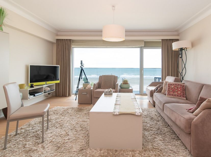 Zeer ruim volledige gerenoveerd appartement met 2 slaapkamers op de Zeedijk van Middelkerke. Zeer brede lichtrijke woonkamer met dijkterras, volledig
