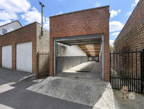                                         Entrepôt à louer à Châtelineau, € 450

