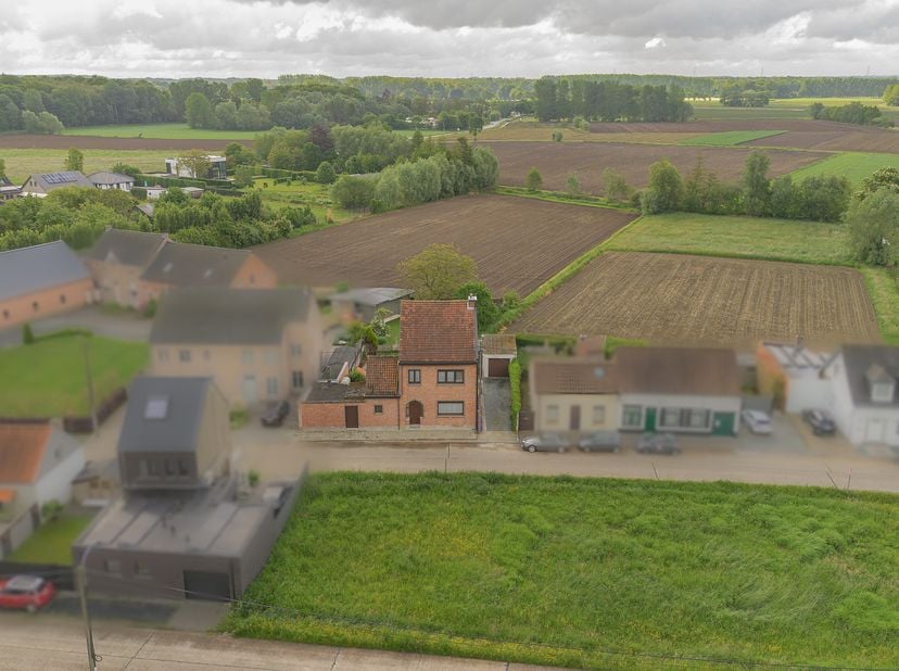 In een rustige straat te Sint-Amands vinden we deze open bebouwing terug met tal van mogelijkheden voor wie op zoek is naar een woning met potentieel.