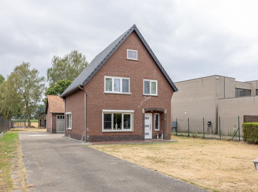 Ben je op zoek naar een vrijstaande op te frissen gezinswoning op een riant perceel? Dan is dit pand op een perceel van 14are 53ca precies wat je zoek