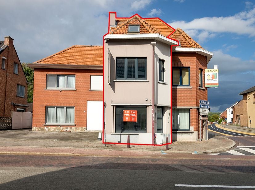 HANDELSHUIS MET TUIN -<br />
Gelijkvloers: onthaal, WC, berging, keuken, 2 handelsruimten, veranda, tuin; 1e verdiep: hal, 2 slaapkamers, badkamer met