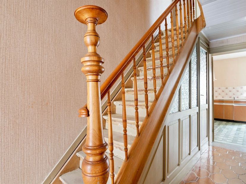 Cette maison à rénover est située dans la Paulus Beyestraat à Deurne. La propriété se trouve à quelques pas du Rivierenhof et bénéficie d'une bonne ac