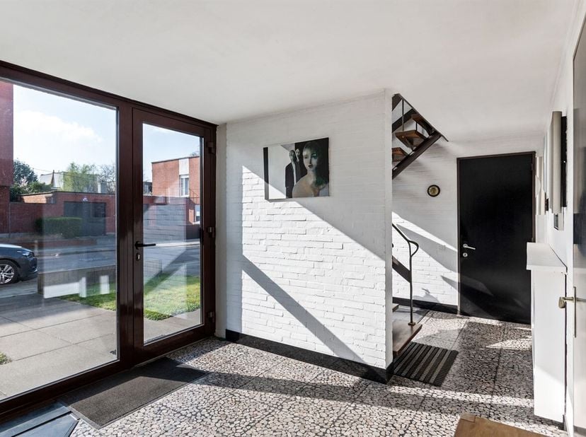 Maison prête à être emménagée avec deux appartements, jardin et garages<br />
Situation :<br />
Dans la jolie Bouwkunststraat à Wilrijk, cette maison