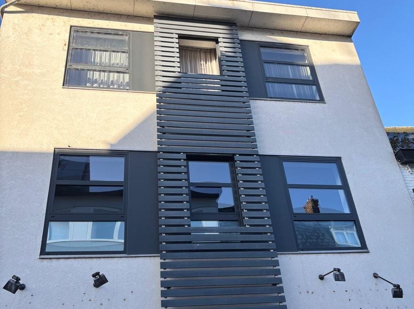 Centraal gelegen 2-slaapkamerappartement (66 m²) in de winkelstraat van Bree – geen gemeenschappelijke kosten<br />
<br />
In het hart van Bree, pal i
