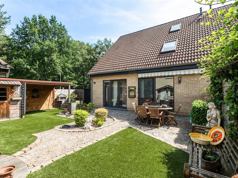 Half open bebouwing op het Crilsplein in Westerlo.<br />
Rustig gelegen naast het Stassenbos te Westerlo.<br />
Via de inkomhal met gastentoilet betre
