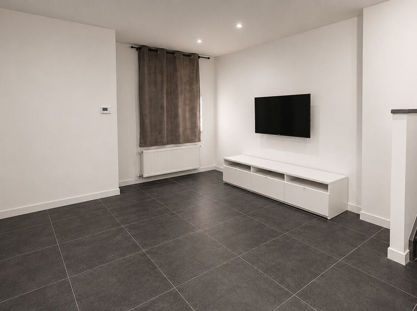 Op het gezellige Minneplein bevindt zich deze verzorgde stadswoning waar comfortabel wonen en een praktische ligging hand in hand gaan. Dankzij de par