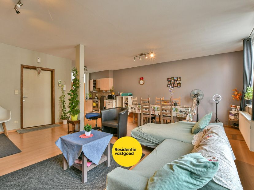 Aangenaam en lichtrijk 2-slaapkamerappartement van ca. 89 m², gelegen op de tweede verdieping in het centrum van Blankenberge. Dit verzorgd appartemen