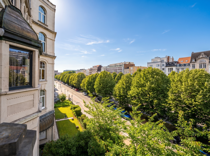 ETTERBEEK, ideaal gelegen tussen het Jubelpark en de Montgomery-rotonde, prachtig APPARTEMENT (2 slpk./2 badk./EPB: "B"!!) van ca. 94 m² bruto, volled