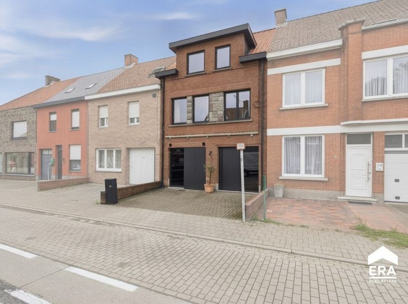 Deze woning onderging in 2025 een totaalrenovatie en is volledig future proof afgewerkt. Denk aan een EPC A, asbestvrij attest (nieuw dak!), conforme