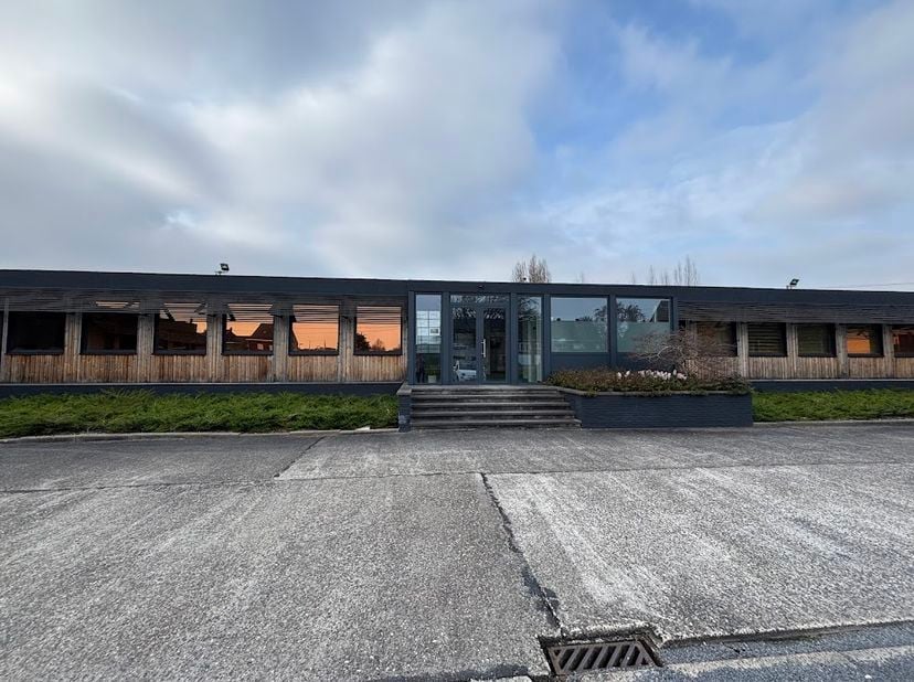 Kantoren van verschillende oppervlaktes te huur in Heule, vlakbij het centrum van Kortrijk. Gelegen nabij diverse invalswegen en de autosnelweg.<br />