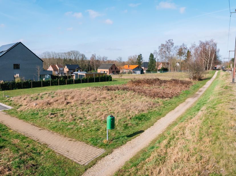 Terrain à bâtir au calme de 470 m² situé au bout d'une impasse, destiné à une construction quatre façades avec un volume bâtissable maximal de 550 m³.