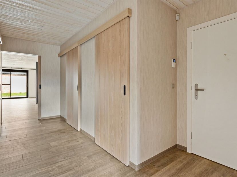 Appartement récent de plain-pied avec 1 chambre, jardin et place de parking<br />
Emplacement :<br />
L'appartement est idéalement situé. Grâce à cett