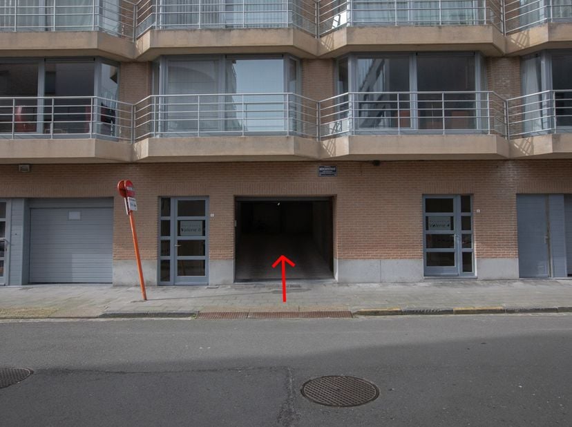 AUTOSTAANPLAATS IN HEIST - <br />
<br />
Een open autostaanplaats gelegen te Knokke-Heist, Zeedijk 186, in residentie Astoria.<br />
<br />
U kan ervo