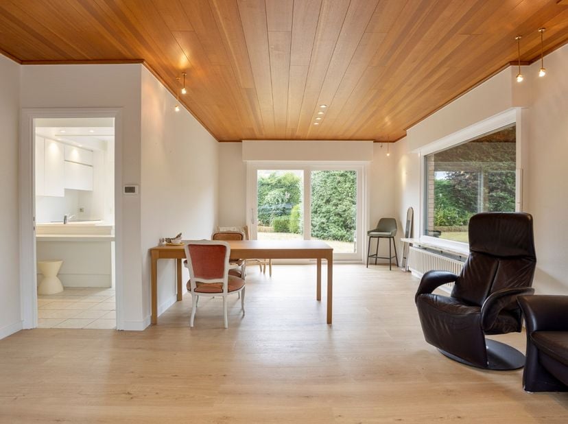 Rustig wonen nabij het centrum van Diksmuide, met alle comfort en privacy? Deze goed onderhouden bungalow (houtskelet) uit 1976 is gelegen op een mooi
