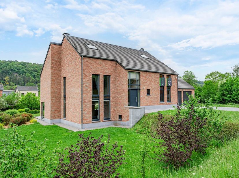 MCA Immobilier vous propose à la vente cette magnifique villa située à Hamoir proche de toutes les commodités et à seulement 10 minutes de Durbuy. Cet