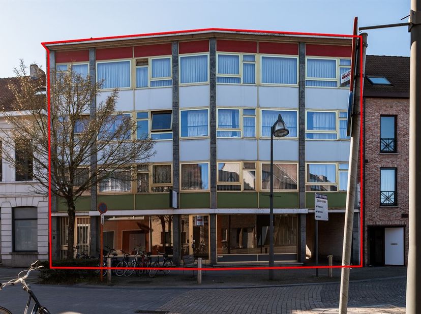Opbrengsteigendom met handelspand, 3 appartementen en 3 garageboxen<br />
In het hart van Turnhout bevindt zich dit veelzijdig opbrengsteigendom, best