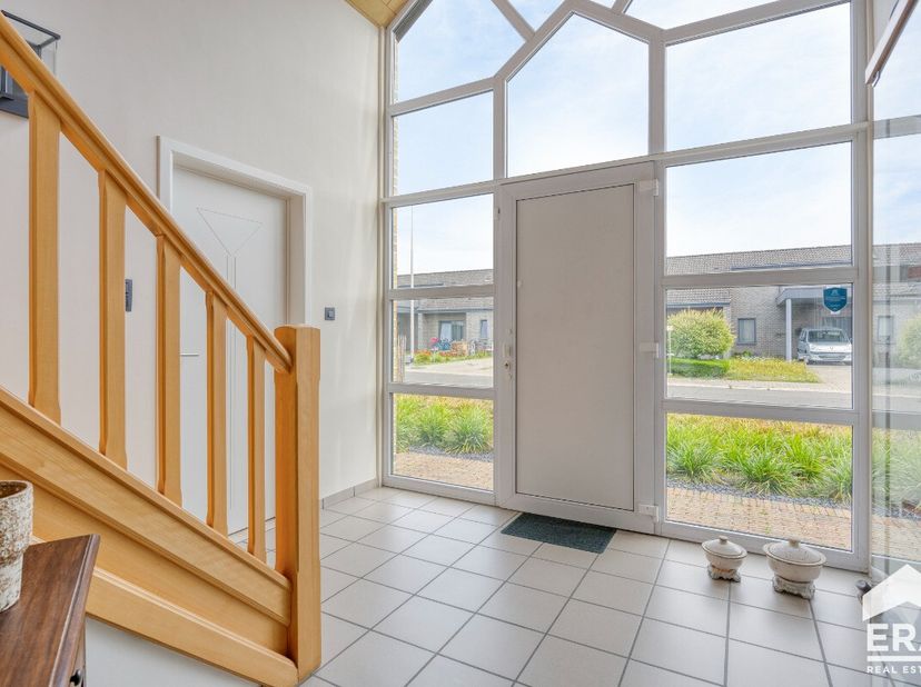 Energiezuinige en instapklare gezinswoning te koop in Lommel! Heeserbergen: Lichtrijke gezinswoning (195m²) met 3 slaapkamers op 583m². Troeven: Heel