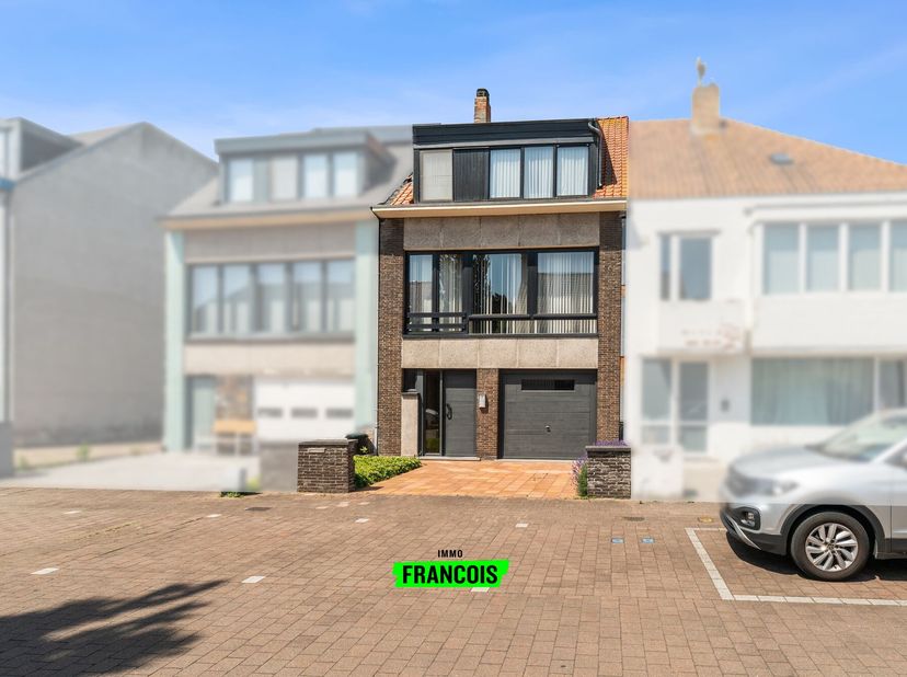 Cette spacieuse bel-étage est située dans une rue peu passante sur la Konterdam, à proximité du centre dOstende. La maison est vaste et soigneusement