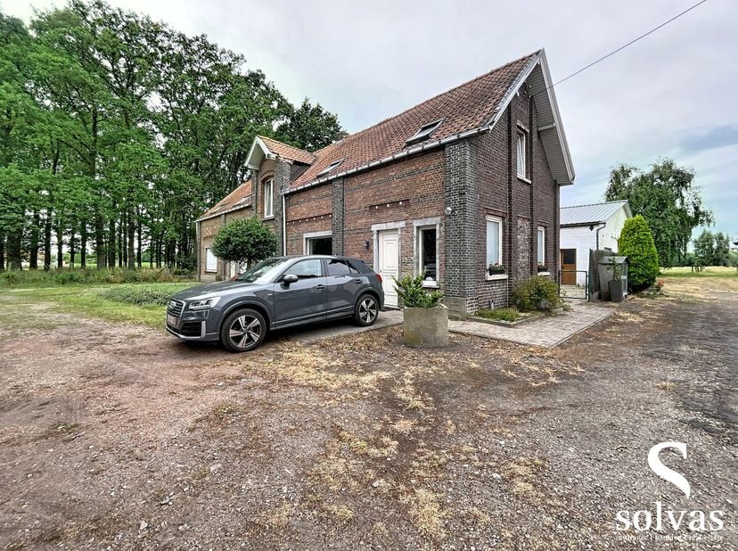 Nette halfopen bebouwing met ruim terras, ideaal gelegen nabij de belangrijkste uitvalswegen en het centrum van Evergem. Deze woning werd enkele jaren