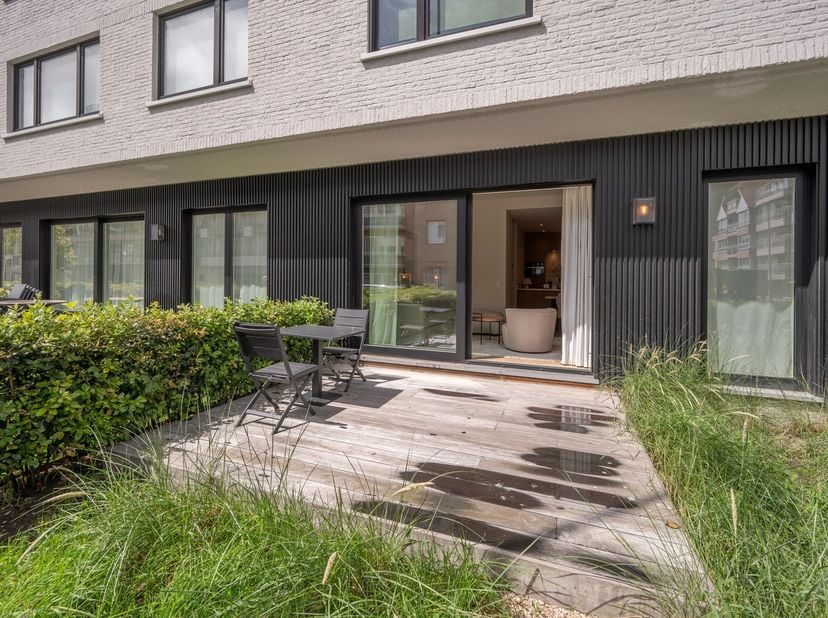 Ontdek dit prachtige en hoogwaardig afgewerkt appartement, gelegen op een uiterst centrale locatie in het hart van Knokke. Deze eigendom biedt de perf