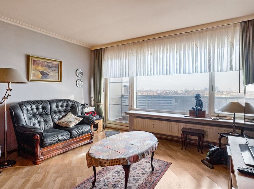 Ligging: Ontdek dit appartement op de Turnhoutsebaan, tegen de grens van Deurne, vlakbij het Rivierenhof. Met invalswegen op een steenworp afstand en