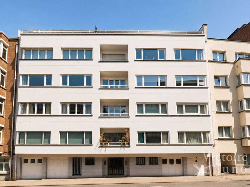 Victoire-Junot heeft het genoegen u exclusief dit prachtige karaktervolle appartement van ca. 260 m² voor te stellen, gelegen op de 3de verdieping van