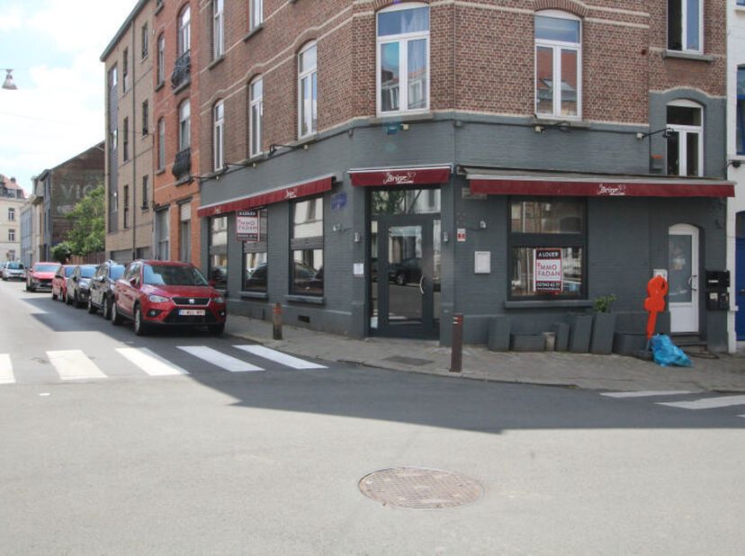 Uccle, à l'intersection avec la Rue des Carmélites et la rue de Boetendael, superbe surface commerciale de +/- 145m², en parfaite état, parfaite local