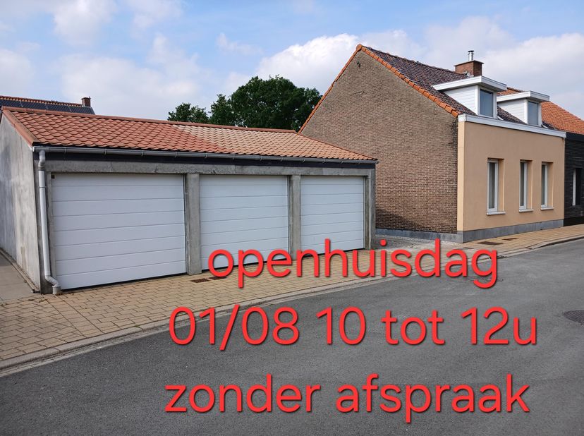 Halfopen woning met 3 garages.<br />
Op het gelijkvloers bevindt zich een eet en zithoek met aansluitend een volledig geïnstalleerde keuken een appart