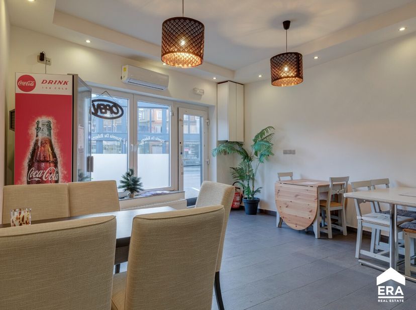 Op een centrale en commercieel interessante ligging in de buurt de "Nieuwe Kempen" te Genk, op de grens met Houthalen-oost, vinden we dit veelzijdig h