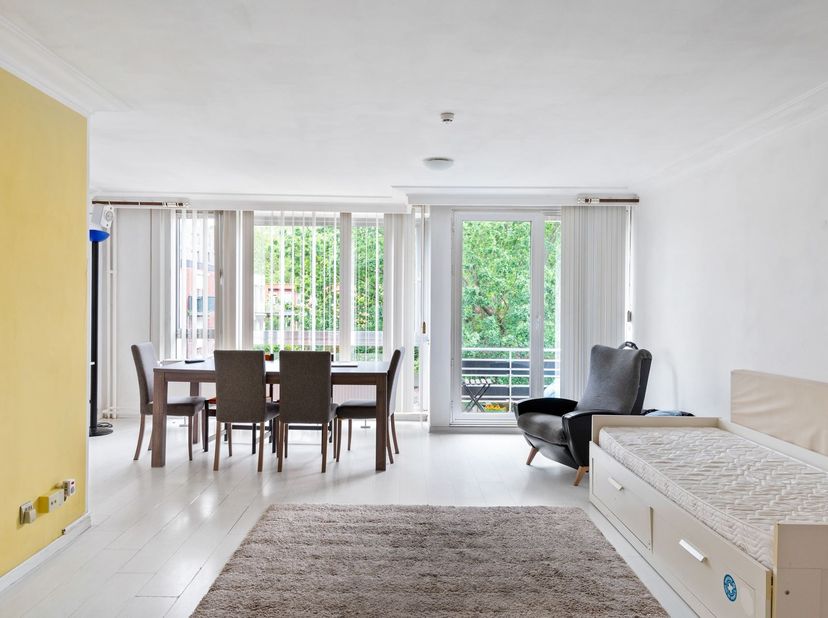 Cet appartement se trouve au deuxième étage d'un immeuble bien entretenu avec ascenseur, situé sur la Bisschoppenhoflaan à Deurne. Grâce à sa situatio