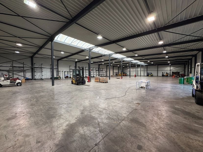 Op zoek naar een ruime opslagruimte op een strategische locatie?<br />
<br />
Deze bedrijfsloods van 1.650 m² (30 m x 55 m) is ideaal voor opslag en b