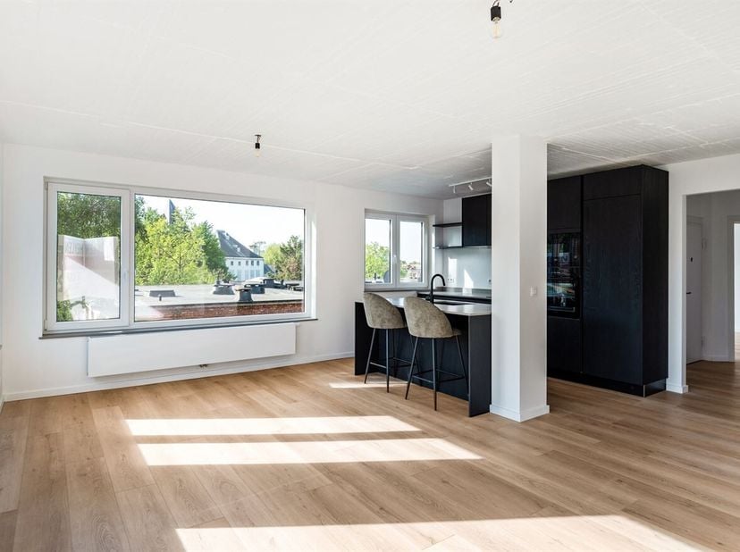 Cet appartement prêt à être emménagé se trouve au dernier étage d'un petit immeuble sans ascenseur, situé dans la Jan van Parijsstraat à Deurne. Vous