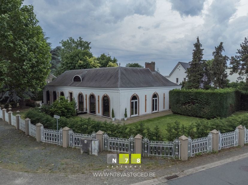 VRIJSTAANDE VILLA MET 3 SLAAPKAMERS OP EEN PERCEEL VAN 11A 80CA TE MAASEIK<br />
TROEVEN<br />
- Rustige en kindvriendelijke ligging nabij het centrum