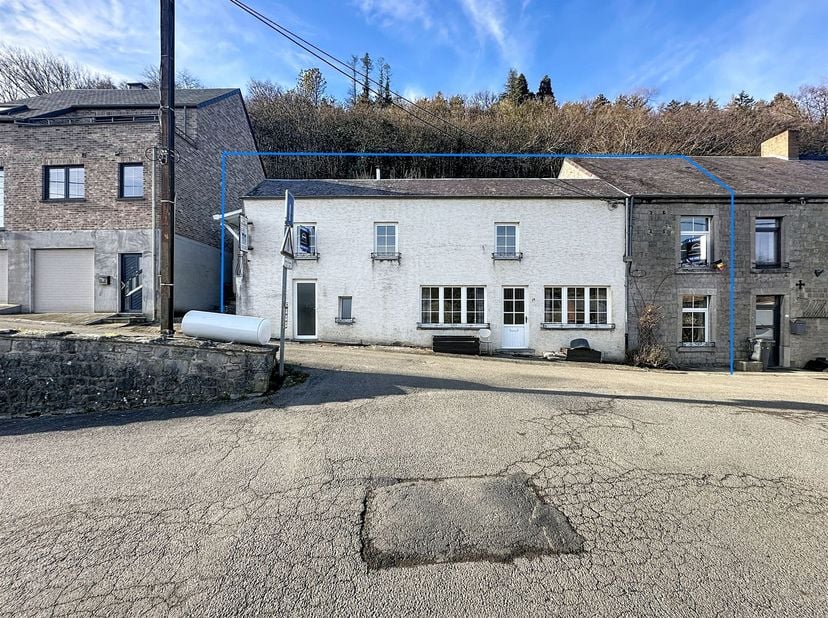 Maison située dans le charmant village de Nismes !!!<br />
Le bien est composé comme suit : living ouvert sur la cuisine, arrière cuisine,  salle de b