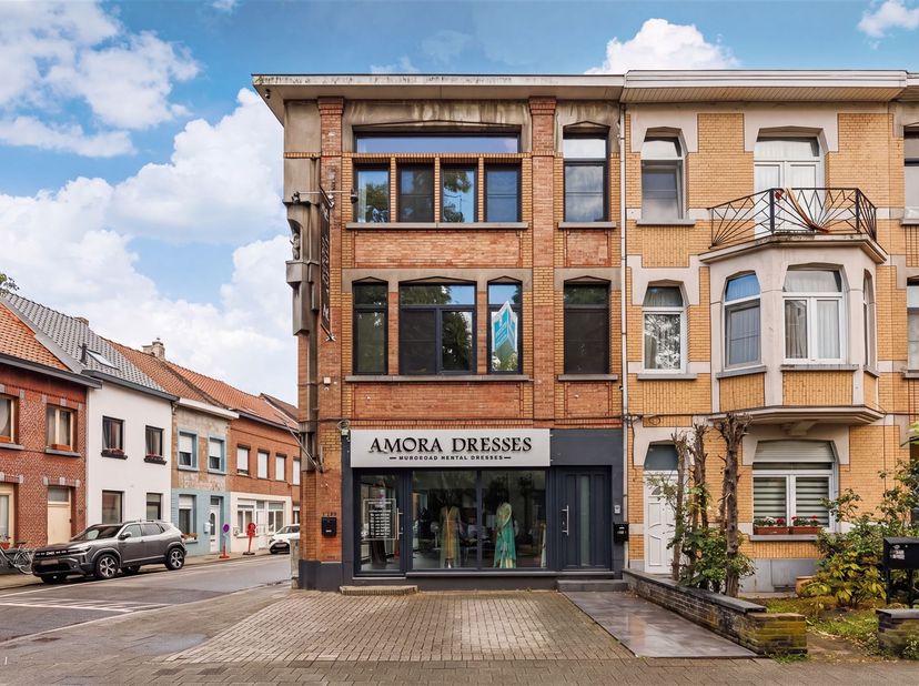 Dit uniek pand is gelegen in een aangename en goed bereikbare buurt nabij het centrum van Mechelen. In de directe omgeving bevinden zich diverse dagel