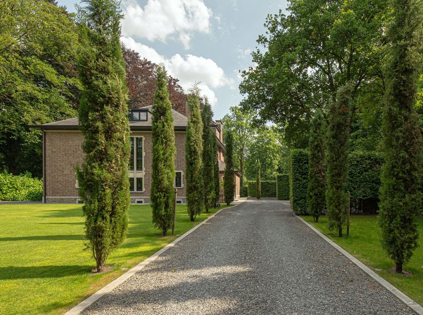 In het exclusieve Schotenhof bevindt zich deze statige, luxueus gerenoveerde villa op een prachtig perceel van ca. 4.162 m². De eigendom combineert de