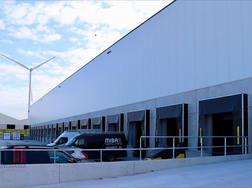 Fenomenaal gelegen logistieke site bestaande uit 4.678 m² magazijnen in combinatie met kantoren (361 m²), sociale ruimtes (146 m²) en mezzanine (370 m