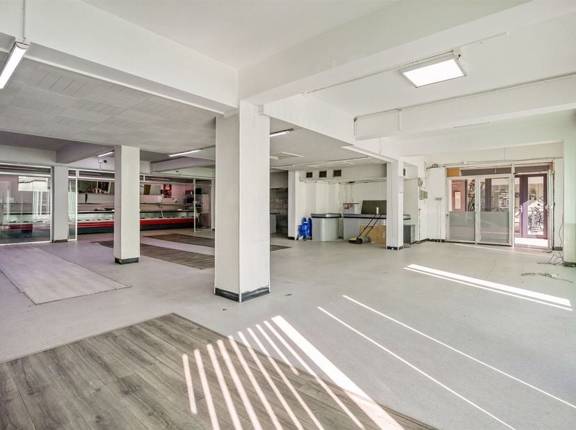 Handelspand in het hartje van Genk<br />
Ligging:<br />
Deze handelsruimte is gelegen in het hart van Genk, aan Nieuwstraat 50 bus 11 een centrale l