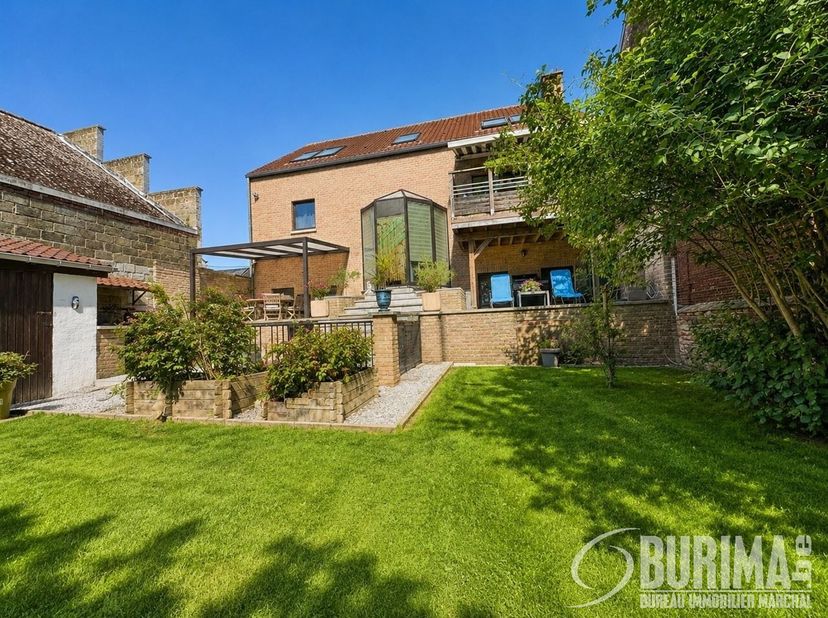 Multifunctionele woning in het hart van Erquelinnes! Ideaal voor commercieel, professioneel en residentieel gebruik!<br />
13m voorgevel - 4 privé par