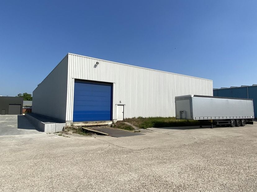 Multifunctionele industriële hallen gelegen op het industrieterrein "Oude Kazerne" te Kaulille. Gelegen op 6 km van de Nederlandse grens. Verbinding m