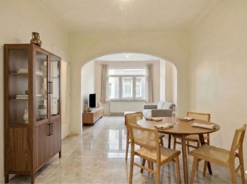 Instapklare ééngezinswoning ( 120m²) met 3 slaapkamers, stadstuin en droge kelder, in rustige straat te Antwerpen!<br />
Ligging: De ligging is een ab