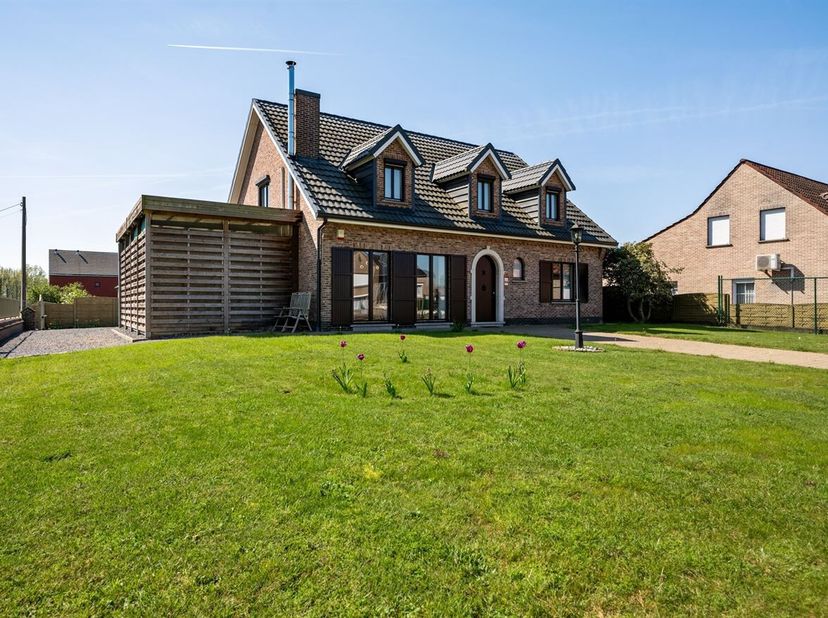 Deze woning is rustig gelegen in een landelijke deelgemeente van Scherpenheuvel-Zichem. Dankzij de nabijheid van de N10 en de E314 is er een vlotte be