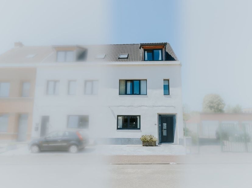 <br />
Deze GEZINSWONING (type half-open bebouwing) is recent volledig vernieuwd en heeft 3 slaapkamers, waarvan 1 met een dressing én 2 badkamers, op