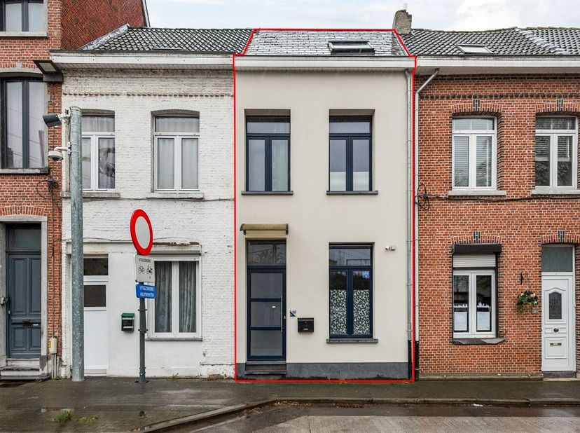 Charmante woning op toplocatie in Mechelen <br />
Deze gezellige woning is gelegen in de Caputsteenstraat te Mechelen, op een centrale en vlot bereikb