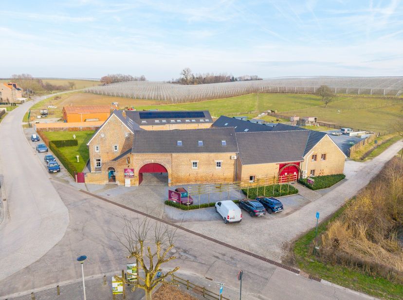 Deze kwalitatief gerenoveerde historische vierkantshoeve uit 1857, gelegen op een rustgevende landelijke locatie, verrast u ongetwijfeld vanaf het mom