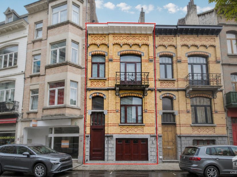 [[ DIT PAND NEEMT DEEL AAN DE ERA OPEN HUIZEN DAG OP 13/6 VAN 17:30 TOT 18:30 ]] Etterbeek: Herenhuis (bel-étage) te koop in het hart van de Europese
